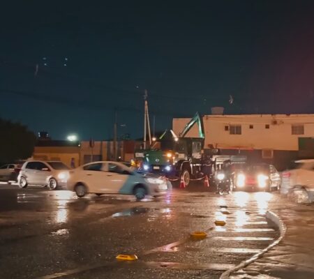 Torre de Iluminação Cai sobre Fios e Deixa Parte do Bairro Novo Encontro e Eldorado Sem Energia