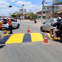Semáforo funcionando e nova sinalização no Bairro Alto do Cruzeiro, em Juazeiro